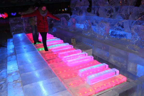 Čínští Návštěvníci Krok Klávesách Piana Ledu Led Lucerna Zahradní Slavnost — Stock fotografie
