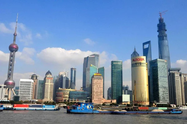 Lastbåtar Segla Floden Huangpu När Passerar Förbi Oriental Pearl Tower — Stockfoto