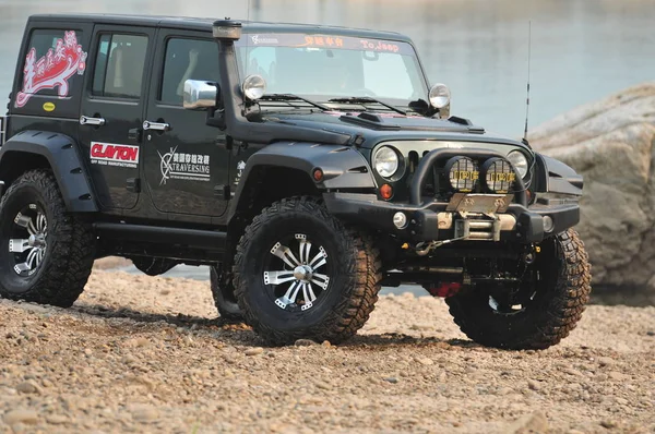 Een Man Rijdt Een Jeep Wrangler Van Chrysler Tijdens Een — Stockfoto