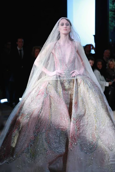 Una Modelo Muestra Una Nueva Creación Desfile Moda Elie Saab — Foto de Stock