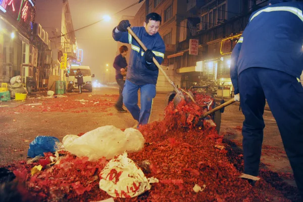 Китайські Робітники Очищення Прибрати Клаптики Феєрверки Петарди Вулиці Перший День — стокове фото