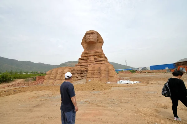 Turisté Projít Kolem Totální Replika Velké Sfingy Gíze Donggou Vesnici — Stock fotografie