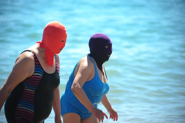 2014年5月28日 在中国东部山东省青岛市的一个海滩度假村 戴着绰号 Facekinis 的口罩的中国妇女走出水面享受日光浴 — 图库照片