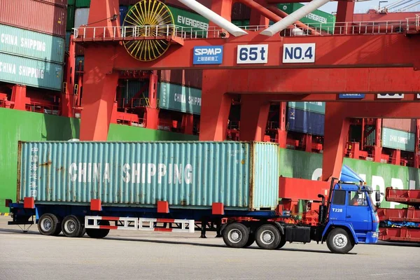 2014년 20일 산둥성 칭다오시 칭다오 부두에서 트럭한대가 컨테이너를 수송하고 — 스톡 사진