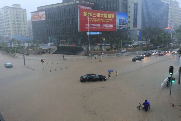 Fotgängare Och Bilar Modiga Översvämningar Orsakade Skyfallen Väg Shenzhen City — Stockfoto