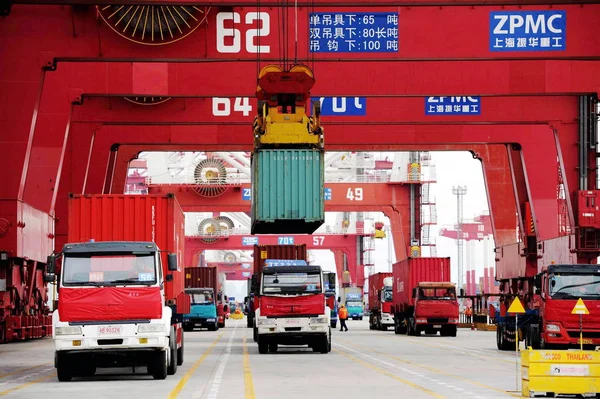 Recipientes São Levantados Caminhões Carregados Navio Contêiner Cais Porto Qingdao — Fotografia de Stock