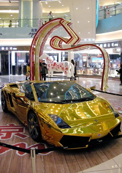 Een Golden Convertible Lamborghini Sportwagen Zien Het Winkelcentrum Beijing Apm — Stockfoto