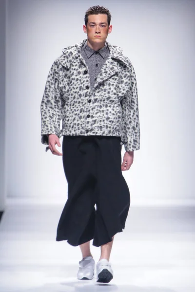 Bir Modeli Yeni Bir Yaratım Vison Homme Defilede Shanghai Moda — Stok fotoğraf