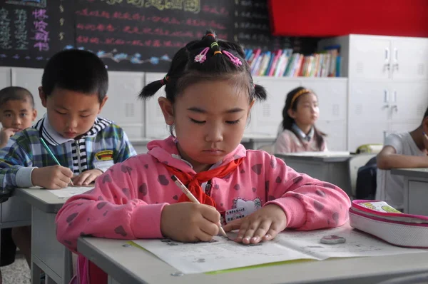 Los Estudiantes Chinos Están Tomando Examen Matemáticas Aula Una Escuela —  Fotos de Stock