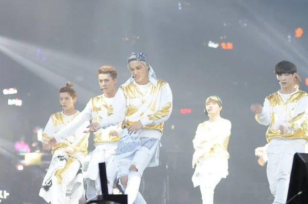 South Korean Kinesiska Popgruppen Exo Utför Stjärnor Konsert För Att — Stockfoto