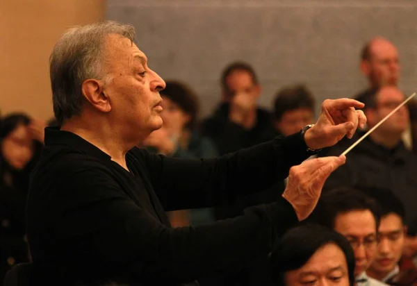 2014 東中国浙江省杭州市に杭州大劇院で杭州 フィルハーモニック オーケストラとの彼のニューイヤー コンサートのリハーサル中にインド指揮者ズービン メータ 左を実行します — ストック写真