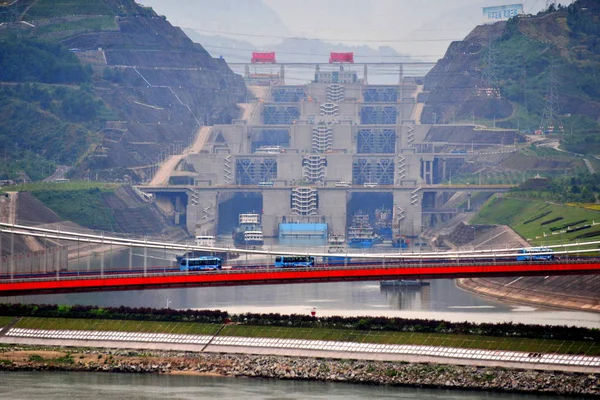 Gemiler Tekneler Yichang Şehrindeki Three Gorges Barajı Nın Gemi Kilitlerine — Stok fotoğraf