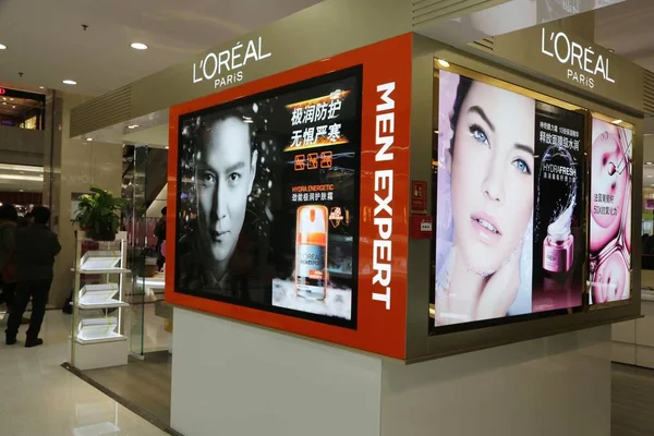 Reklama Loreal Paris Kosmetický Potřebou Zobrazuje Nákupním Středisku Xuchang City — Stock fotografie