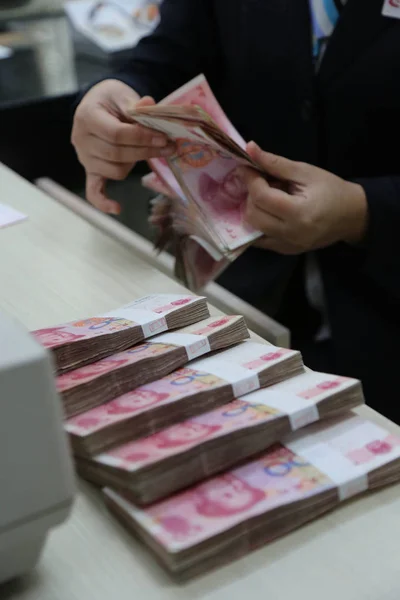Китайський Чиновник Підраховує Банкноти Юанів Юанів Єни Банк Ganyu County — стокове фото