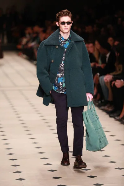 Een Model Toont Een Nieuwe Creatie Burberry Prorsum Fashion Show — Stockfoto