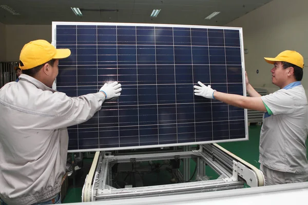 Trabalhadores Chineses Examinam Painel Solar Fábrica Shanghai Shenzhou New Energy — Fotografia de Stock