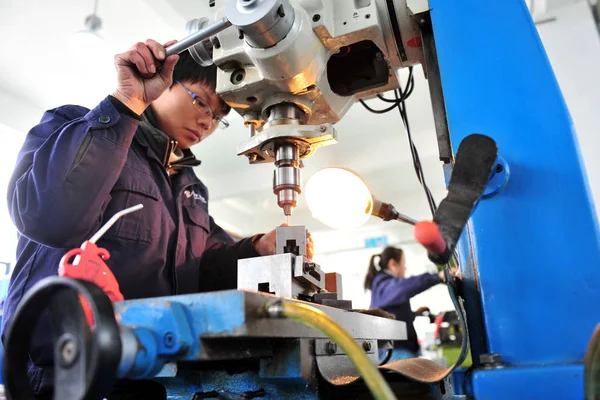 Trabajadores Chinos Fabrican Piezas Servo Válvulas Electrohidráulicas Una Planta Ciudad —  Fotos de Stock