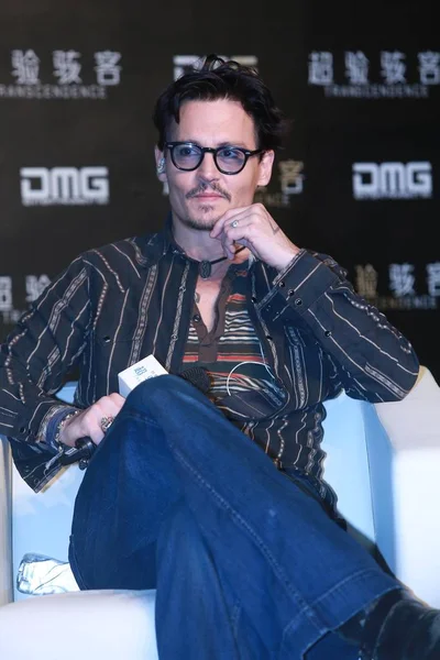 Amerikaans Acteur Johnny Depp Pronkt Met Zijn Nieuwe Verlovingsring Zijn — Stockfoto