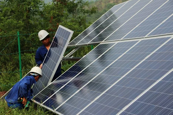 Trabajadores Chinos Instalan Paneles Solares Una Central Fotovoltaica Condado Chengde — Foto de Stock