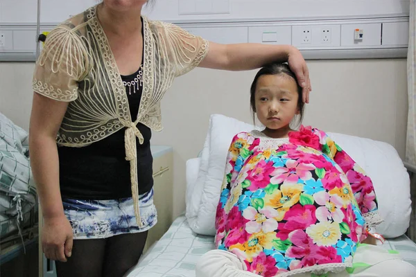 12Χρονο Κορίτσι Χαν Μπίνμπμπινγκ Που Υποφέρει Από Έναν Γιγαντιαίο Όγκο — Φωτογραφία Αρχείου