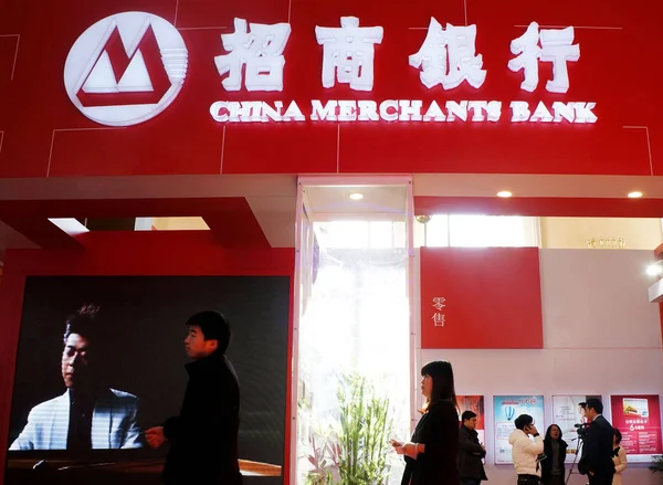 Los Visitantes Pasan Por Stand Del Banco Comerciantes China Cmb — Foto de Stock