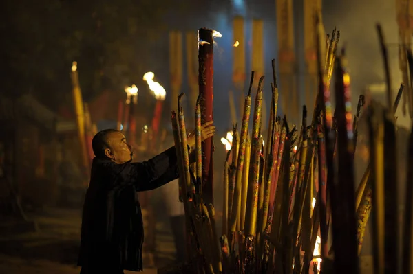 중국의 행운을 기도하는 충칭의 사원에서 설날의 2014 — 스톡 사진