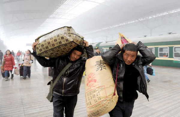 Trabajadores Migrantes Chinos Llevan Sus Maletas Estación Tren Fuyang Mientras — Foto de Stock