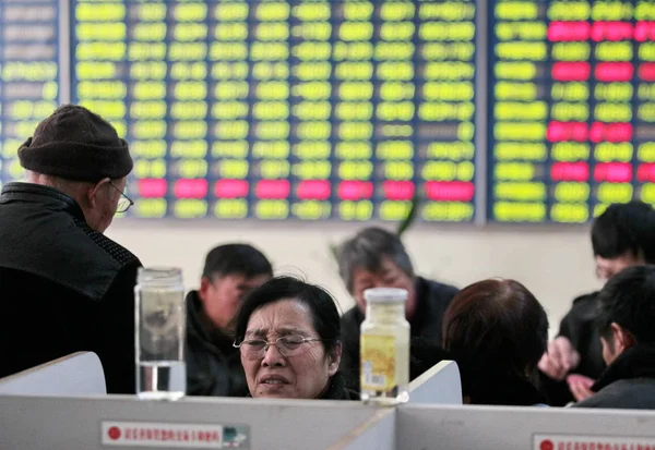 Investidor Chinês Preocupado Reage Como Ela Olha Para Preços Das — Fotografia de Stock