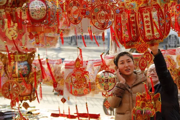 Chinesische Kunden Kaufen Rote Dekorative Laternen Für Das Bevorstehende Chinesische — Stockfoto