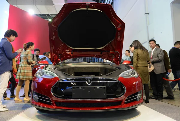 Návštěvníci Podívat Elektromobil Tesla Model Během Čína Šanghaj Technologie Veletrhu — Stock fotografie