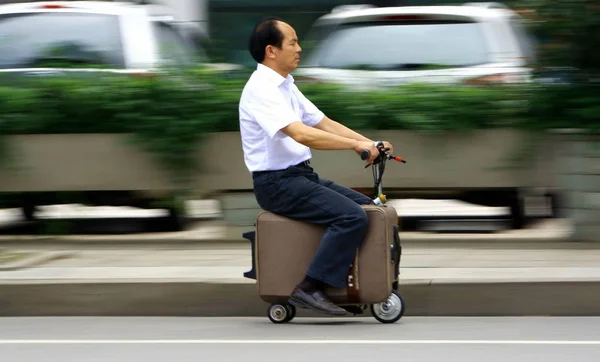 Granjero Chino Liangcai Monta Una Bolsa Equipaje Electrónica Que Inventó — Foto de Stock