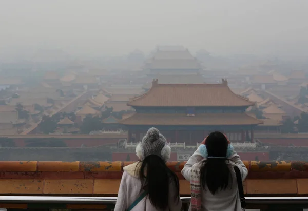 Turister Bilder Den Förbjudna Staden Från Jingshan Park Heavy Smog — Stockfoto
