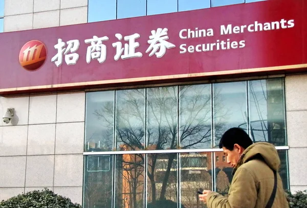 Pedestre Passa Por Uma Filial China Merchants Securities Pequim China — Fotografia de Stock