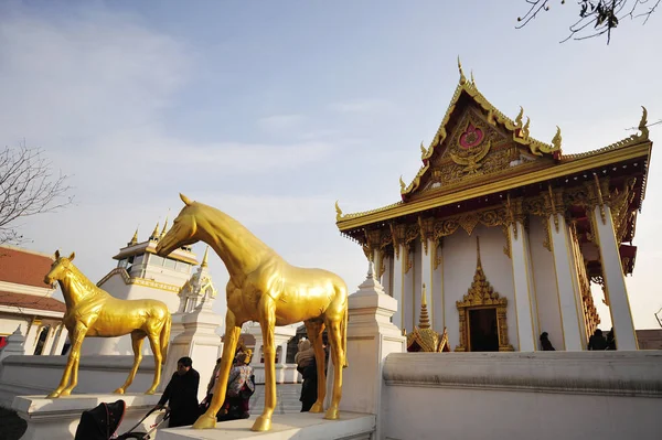 Los Turistas Caminan Más Allá Las Esculturas Caballos Ante Templo —  Fotos de Stock