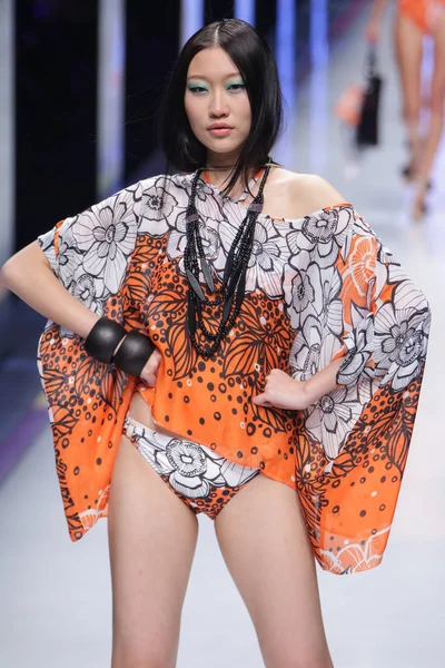 Een Model Toont Een Nieuwe Creatie Fashion Show Van Lingeriemerk — Stockfoto