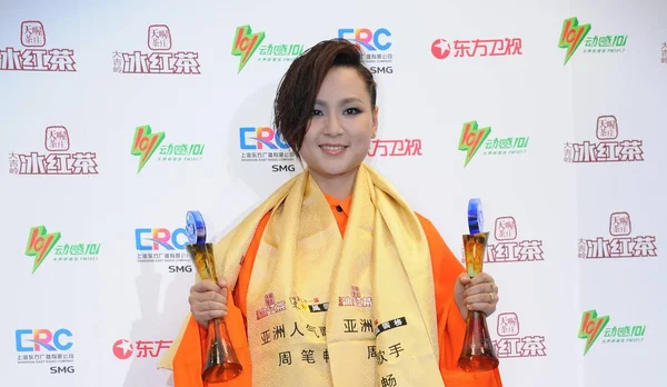 Zhou Bichang 中国歌手は最高の女性歌手の彼女のトロフィーを保持し 東音楽賞 上海で 2014 日の間にアジアの人気歌手賞 — ストック写真