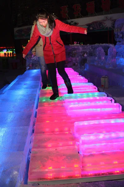 Čínští Návštěvníci Krok Klávesách Piana Ledu Led Lucerna Zahradní Slavnost — Stock fotografie