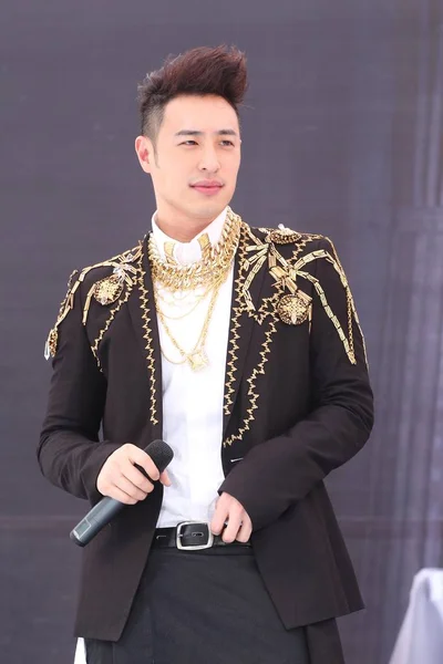 台湾歌手潘海伯在2014年5月25日于台湾台北举行的新专辑 皇冠与小丑 签约活动中摆姿势 — 图库照片