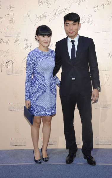 Zheng Zhi Chinas Guangzhou Evergrande Right Poses His Wife Red — Stock Photo, Image