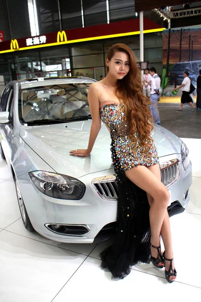 File Modelo Sexy Posa Com Carro Durante Exposição Automotiva Internacional — Fotografia de Stock