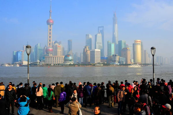Turystów Spojrzeć Wieżowce Dzielnicy Finansowej Lujiazui Dzielnicy Pudong Przy Promenadzie — Zdjęcie stockowe