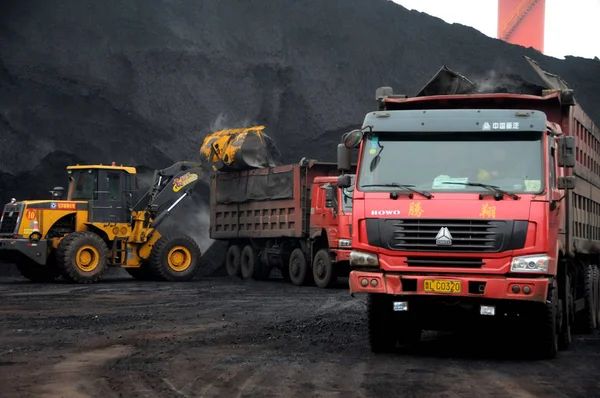 Wheel Loader Loads Truck Imported Coal Quay Port Lianyungang Lianyungang — Stock Photo, Image