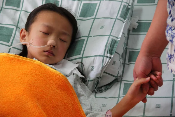 Dodicenne Han Bingbing Che Sofferto Tumore Gigante Nella Pancia Assistita — Foto Stock
