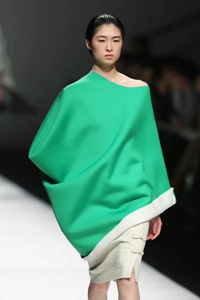 Modelo Exibe Uma Nova Criação Desfile Moda Jess Zhao Durante — Fotografia de Stock