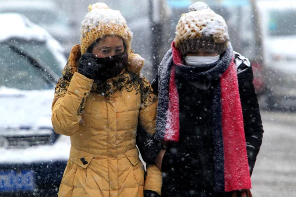 Des Piétons Marchent Dans Neige Épaisse Sur Une Route Ville — Photo