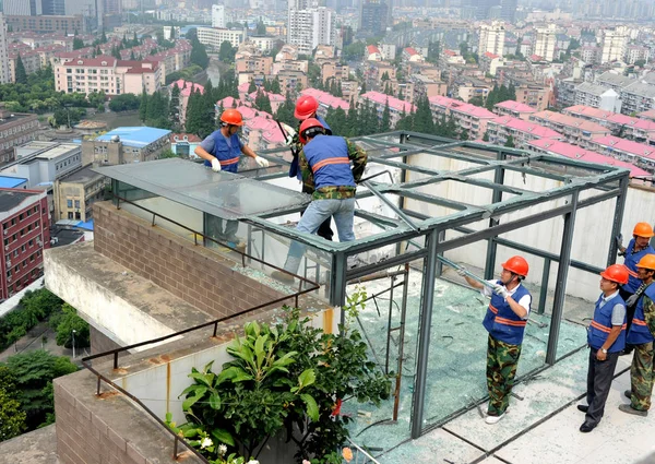 Des Travailleurs Chinois Démoliront Une Villa Illégale Sur Toit Immeuble — Photo