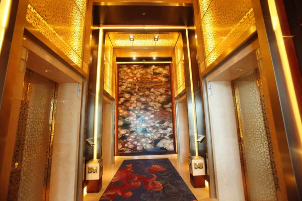 2010年8月16日 中国北京中央商务区中国世界大厦中国世界峰会翼酒店电梯景观 — 图库照片