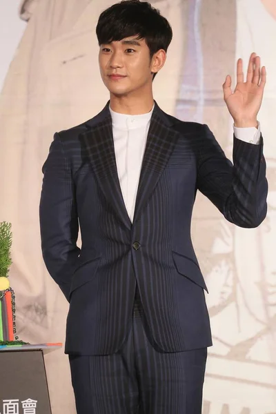 2014年3月21日 韩国演员金素贤在台湾台北举行的球迷会议前举行的新闻发布会上挥手致意 — 图库照片