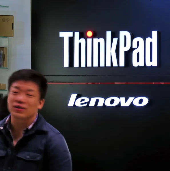 Pedestre Passa Por Anúncio Para Thinkpad Lenovo Xangai China Março — Fotografia de Stock