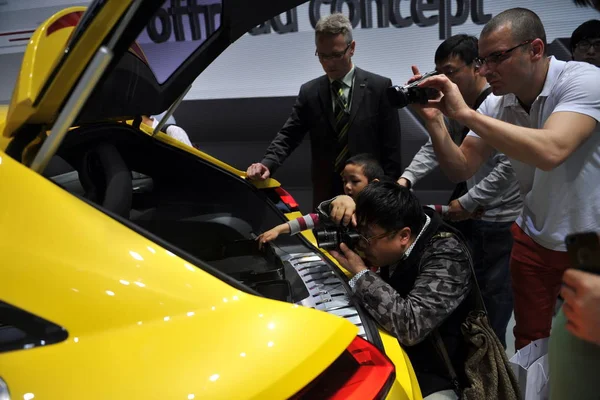 Des Visiteurs Chinois Étrangers Prennent Des Photos Vus Concept Audi — Photo